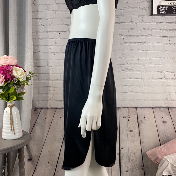 Vanity Fair Black Slip Size: Medium - Picture 3 of 16